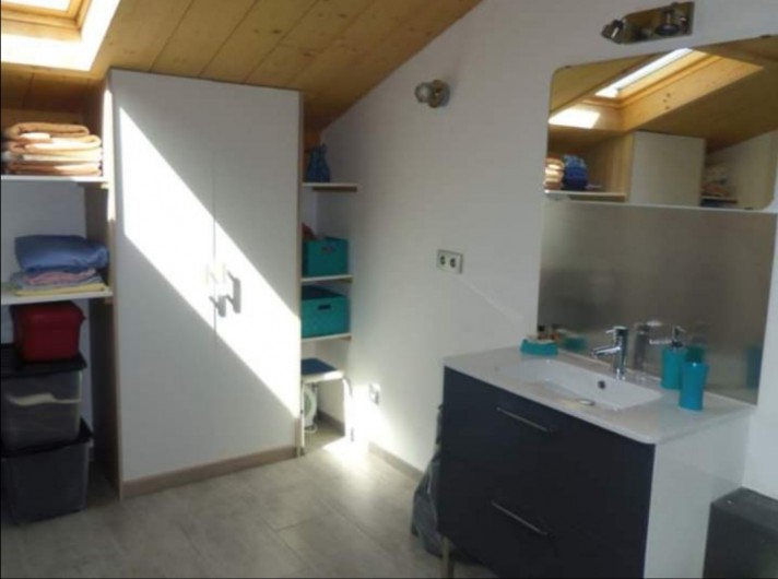 Location de vacances - Villa à Portel-des-Corbières - salle de bain avec placards et linge de bain.