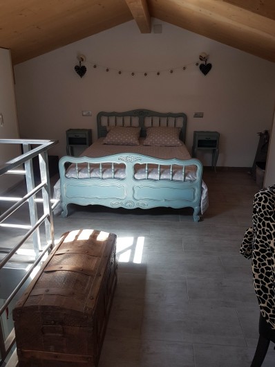 Location de vacances - Villa à Portel-des-Corbières - grande chambre à l'étage avec placards,  2 chauffeuses/lits et lit bébé.