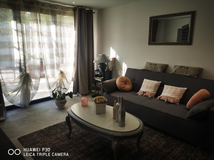 Location de vacances - Villa à Portel-des-Corbières - salon avec baie vitrée, canapé/lit double, meuble/lit 1 pers. TV.