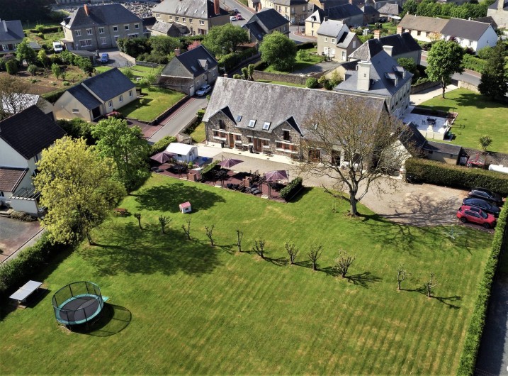 Location de vacances - Gîte à Sainteny - vue aérienne du parc et des gîtes