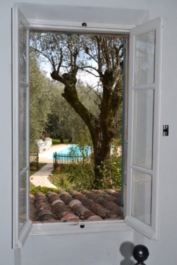 Location de vacances - Mas à Grasse - Vue de la chambre du 1°étage vers le jardin.