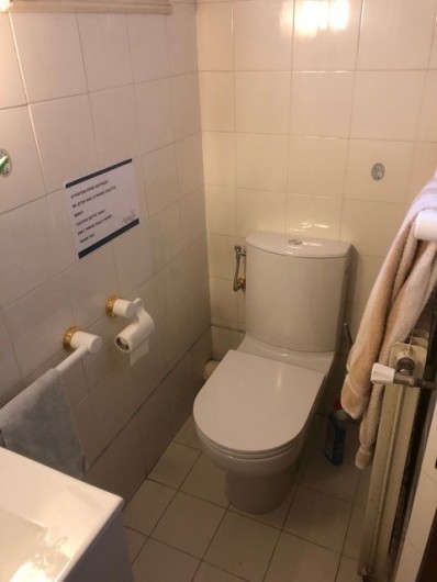 Location de vacances - Mas à Grasse - Salle de douches de la chambre n°1 du 1° étage