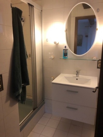 Location de vacances - Mas à Grasse - Salle de douches de la chambre N°1 du 1° étage.