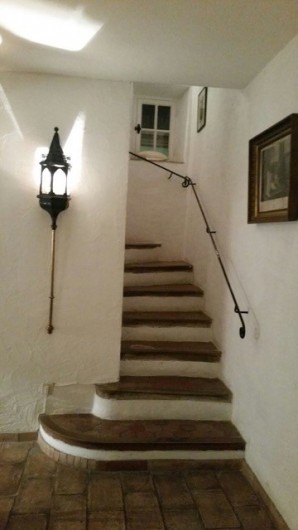 Location de vacances - Mas à Grasse - Escalier d'accès aux étages.