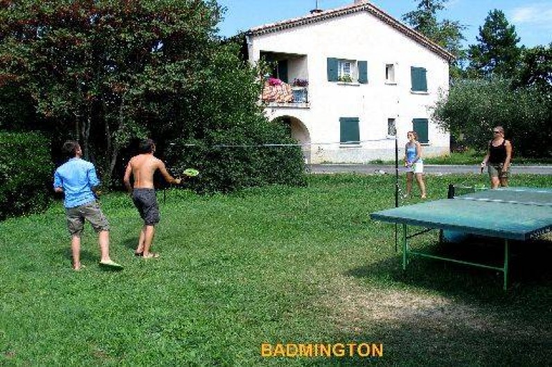 Location de vacances - Gîte à Vogüé - Terrain avec ping pong et badmington