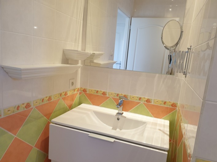 Location de vacances - Gîte à Lafrançaise - La salle d'eau au rez de chaussé. Grand bac douche.