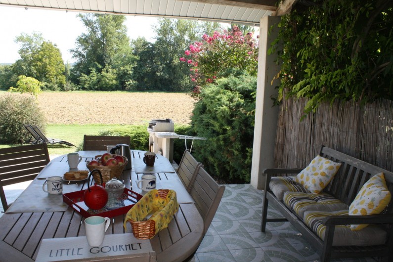 Location de vacances - Gîte à Lafrançaise - Votre terrasse couverte, vue sur la campagne. Salon de jardin pour les repas.