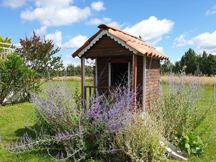 Location de vacances - Gîte à Lafrançaise - Dans le jardin côté piscine la petite maison bois pour les enfants.