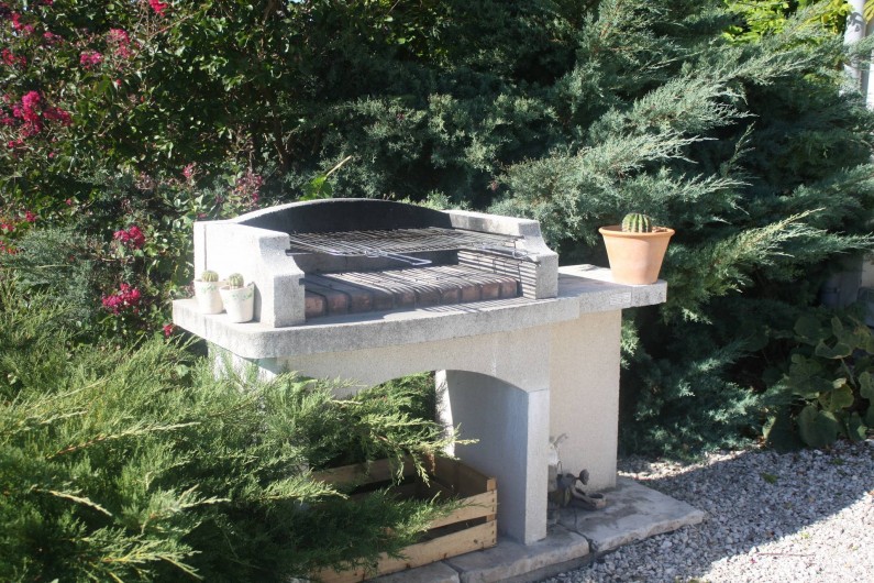 Location de vacances - Gîte à Lafrançaise - Devant la terrasse le barbecue du gîte.