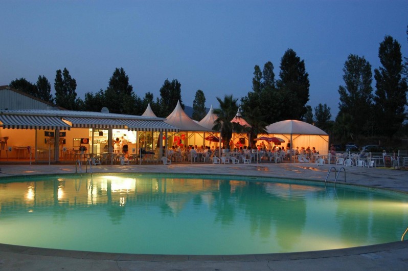 Location de vacances - Camping à Nice - restaurant o bord de la piscine avec des soirees spectacle et en journee animati