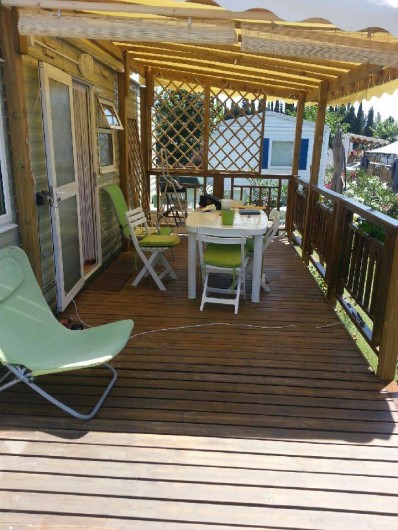 Location de vacances - Camping à Nice - la terrasse est couverte le trois quart et un quart  ensoleille
