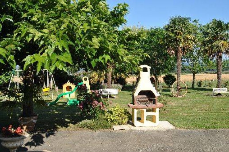 Location de vacances - Gîte à Duffort - Vue vers la pelouse depuis la terrasse du gîte
