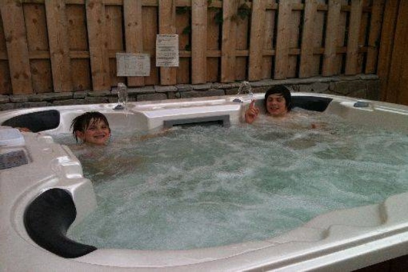 Location de vacances - Chalet à Saint-Hilaire - Jacuzzi extérieur en libre accès à partager avec un autre chalet