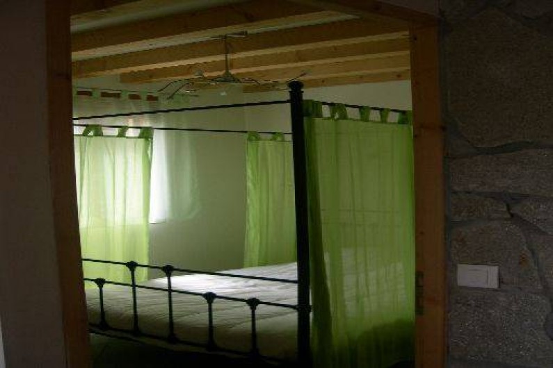 Location de vacances - Chalet à Saint-Hilaire - Lit Baldaquin chambre fermée au rez de chaussée