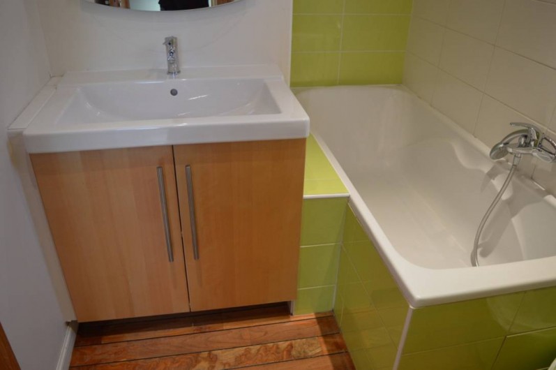 Location de vacances - Chalet à Saint-Hilaire - Salle de bain à l'étage avec wc, baignoire et vasque