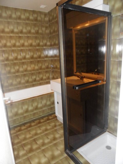 Location de vacances - Villa à Sallanches - Salle d'eau (bain+douche+lavabo) commune chambre 2, 3 et 4.