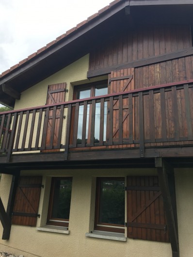 Location de vacances - Chalet à La Bresse - vue du bas sur le balcon