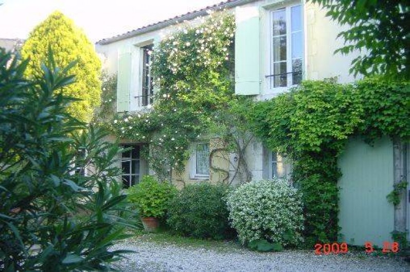 Location de vacances - Appartement à La Rochelle - entrée par la rue