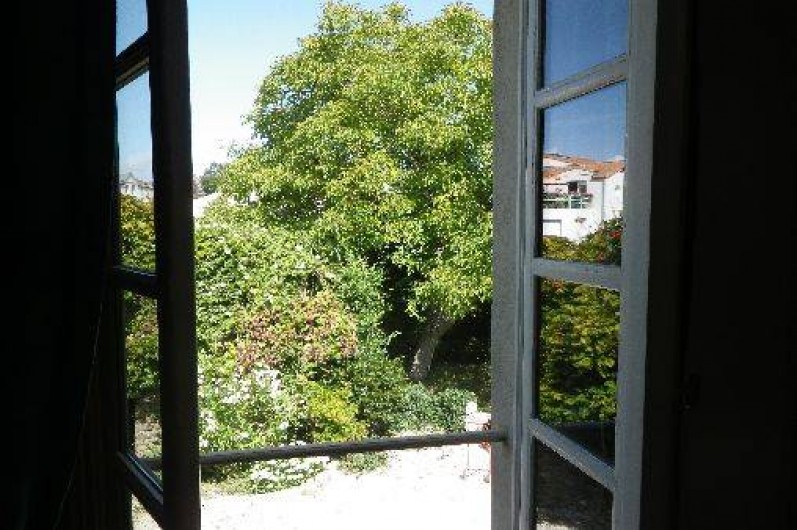 Location de vacances - Appartement à La Rochelle - vue sur le jardin depuis la chambre .