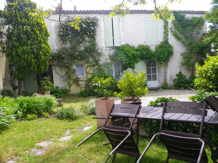 Location de vacances - Appartement à La Rochelle - jardin côté rue.
