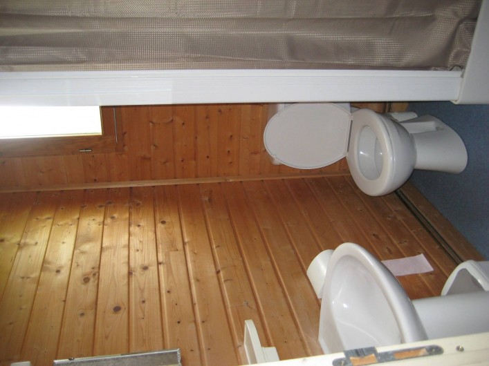 Location de vacances - Chalet à Le Malzieu-Ville - salle de bain :  lavabo , wc , cabine de douche