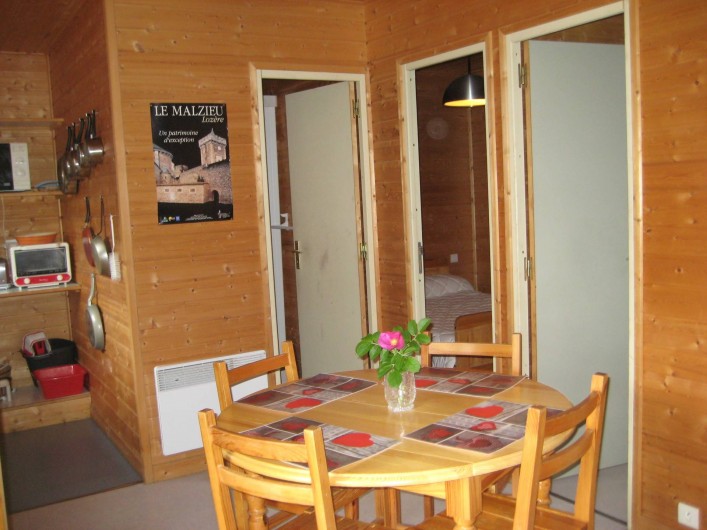 Location de vacances - Chalet à Le Malzieu-Ville - coin salle à manger, salon