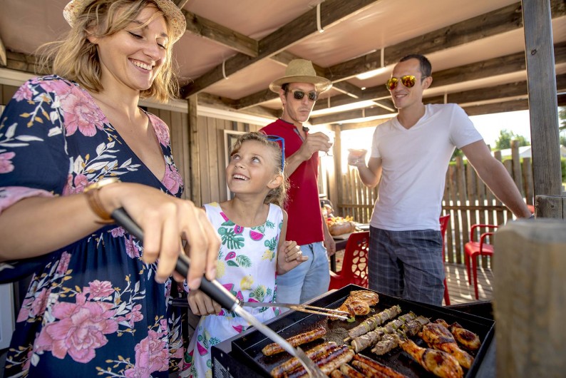 Location de vacances - Camping à Brem-sur-Mer - Télévision et plancha incluses dans tous les mobil homes