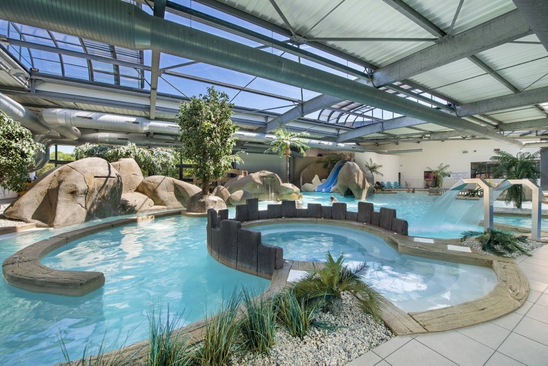 Location de vacances - Camping à Brem-sur-Mer - L'un des plus grands parcs aquatiques couverts et chauffés de Vendée