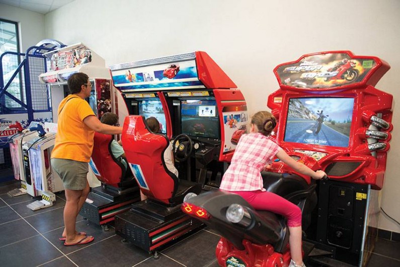 Location de vacances - Camping à Brem-sur-Mer - Salle de jeux pour petits et grands