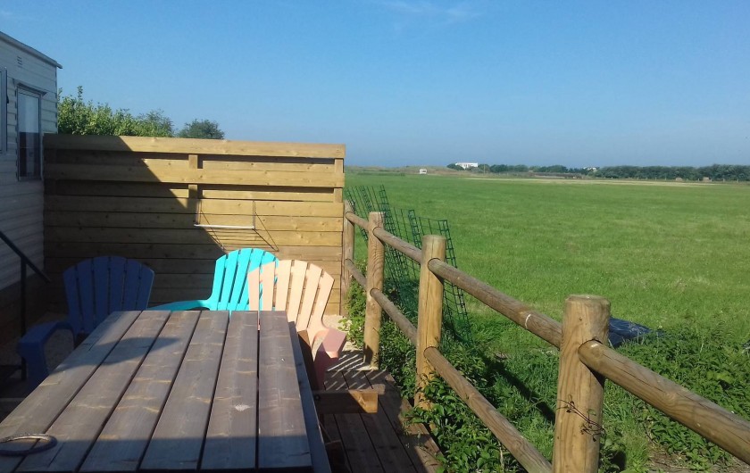 Location de vacances - Bungalow - Mobilhome à Sainte-Marie-du-Mont - Terrasse extérieur donnant à la mer à travers champs