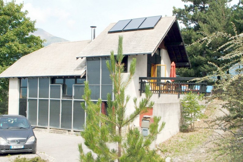 Location de vacances - Villa à Embrun - La platefome Sud: ping-pong et pétanque devant les panneaux solaires