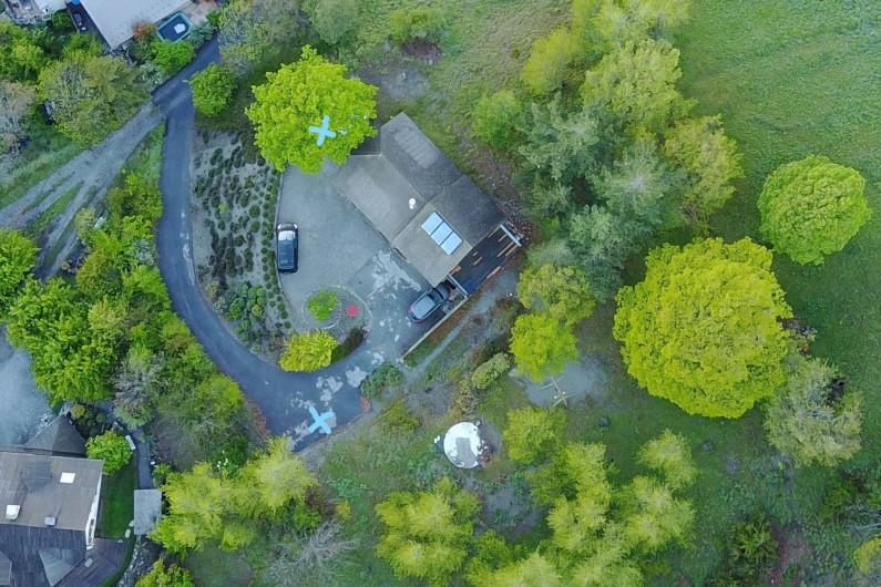 Location de vacances - Villa à Embrun - Depuis le drone d'un locataire: environnement tranquille, et multiples parkings