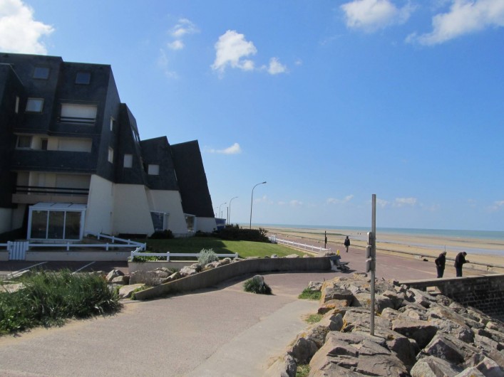 Location de vacances - Appartement à Bernières-sur-Mer - Environnement direct résidence: bord de mer et plage