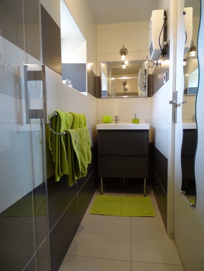 Location de vacances - Chambre d'hôtes à Bréville-les-Monts - salle de douche Campagne