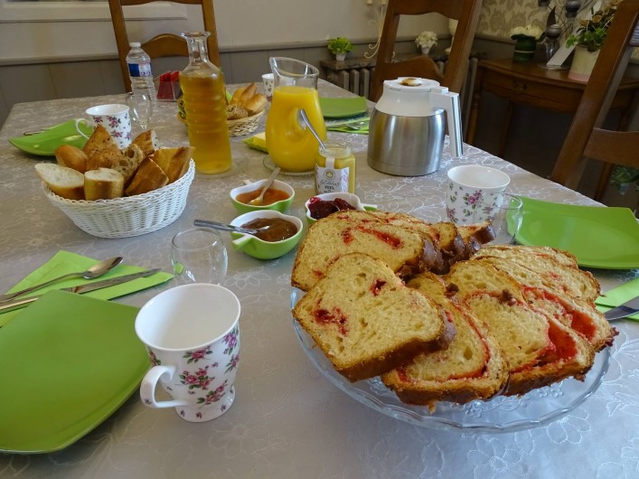 Location de vacances - Chambre d'hôtes à Bréville-les-Monts - table des petits déjeuners