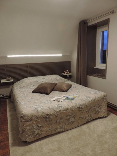 Location de vacances - Chambre d'hôtes à Bréville-les-Monts - suite familiale Coté Jardin chambre 1 lit 160x200