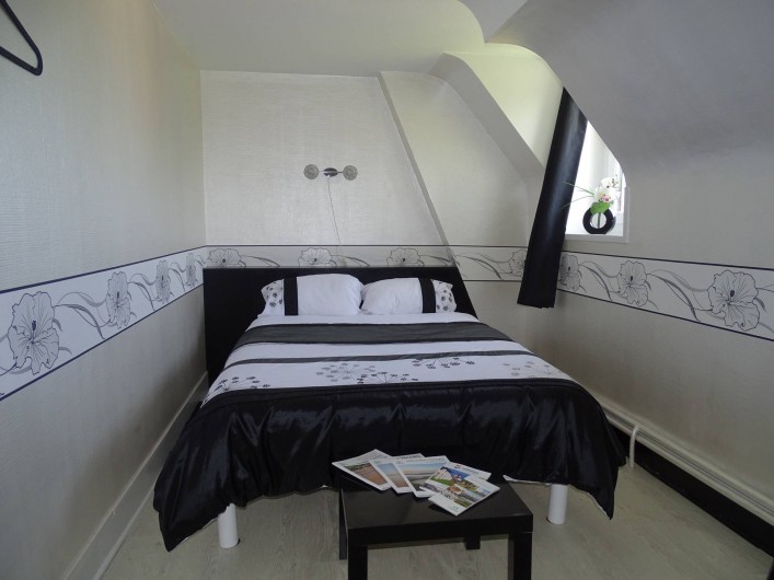 Location de vacances - Chambre d'hôtes à Bréville-les-Monts - Suite familiale coté jardin  chambre 2 lit 140x190