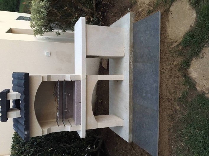 Location de vacances - Villa à Erquy - le barbecue fixe extérieur près terrasse sud