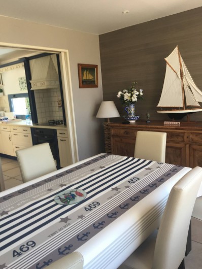 Location de vacances - Villa à Erquy - La salle à manger avec vue sur mer ouverte sur la cuisine équipée