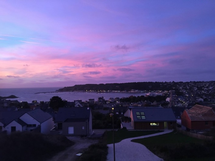 Location de vacances - Villa à Erquy - le beau coucher de soleil sur le cap vue de la salle à manger : plus de TV