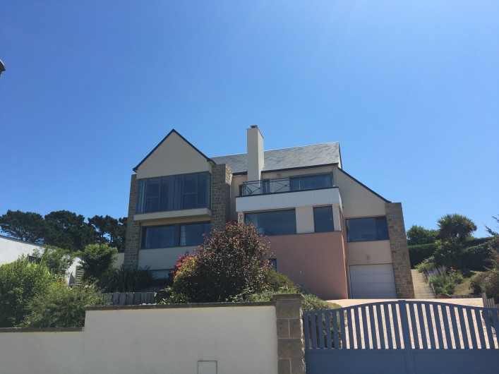 Location de vacances - Villa à Erquy - Façade de la maison avec vue mer et port d'Erquy