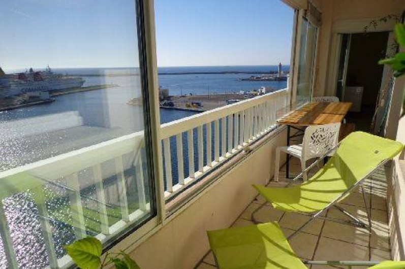 Location de vacances - Appartement à Sète - Loggia , baies coulissante de 6 de large, table pour 6, chaises-longues, hamac