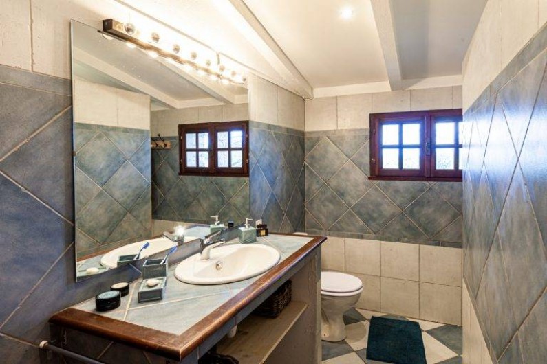 Location de vacances - Chambre d'hôtes à Saint-Césaire-de-Gauzignan - Salle de bain Chambre les Lavandes