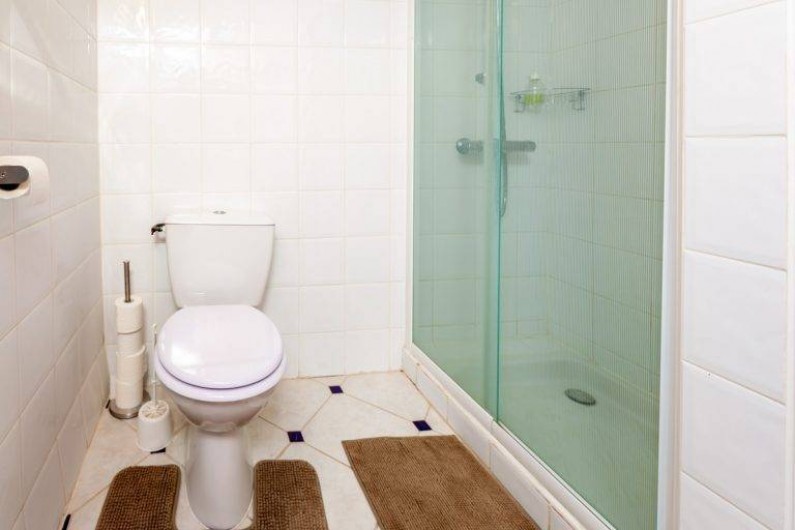 Location de vacances - Chambre d'hôtes à Saint-Césaire-de-Gauzignan - Salle de bain Chambre les Oliviers