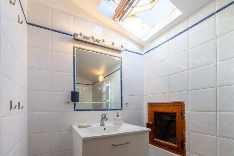 Location de vacances - Chambre d'hôtes à Saint-Césaire-de-Gauzignan - Salle de bain Chambre les Oliviers