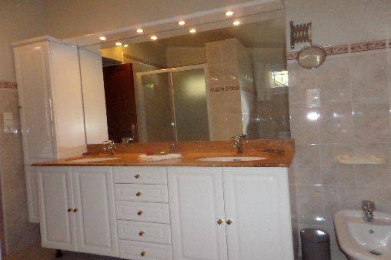 Location de vacances - Maison - Villa à Oletta - Grande salle d'eau avec WC bidet douche