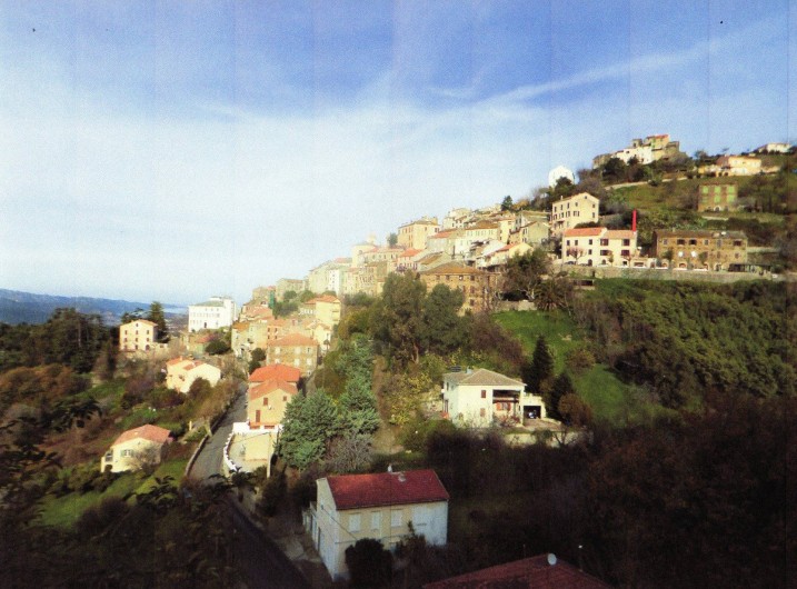 Location de vacances - Maison - Villa à Oletta - Vue Générale du village d'Oletta et de la maison  situé par un onglé rouge
