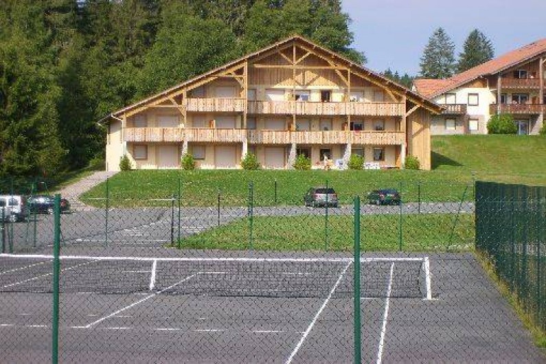 Location de vacances - Appartement à Gérardmer - Résidence en été avec tennis privatif