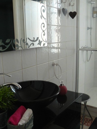 Location de vacances - Chambre d'hôtes à Villeneuve-lès-Béziers - Suite  familiale. La salle de douche