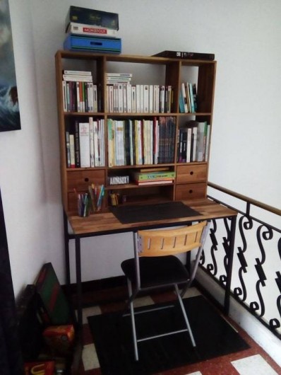 Location de vacances - Chambre d'hôtes à Villeneuve-lès-Béziers - Chambre du 2ème étage. Bureau, livres et jeux de société à disposition